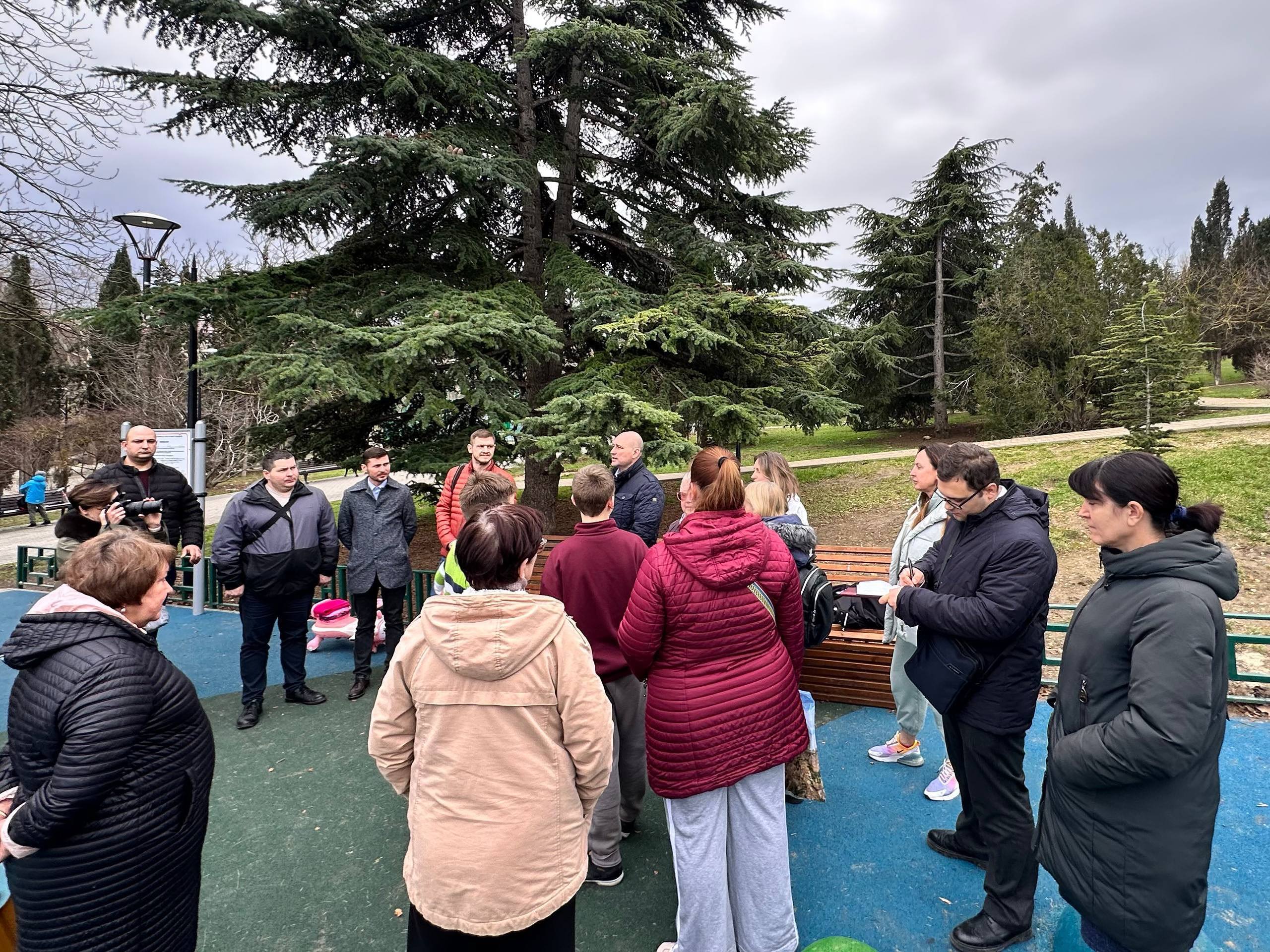 Владимир Немцев: В сквере Севастопольских курсантов встретились с жителями близлежащих домов, чтобы обсудить завершающийся этап благоустройства детской площадки и планы по дальнейшему развитию территории Владимир Немцев: В сквере Севастопольских курсантов встретились с жителями близлежащих домов, чтобы обсудить завершающийся этап благоустройства детской площадки и планы по дальнейшему развитию территории