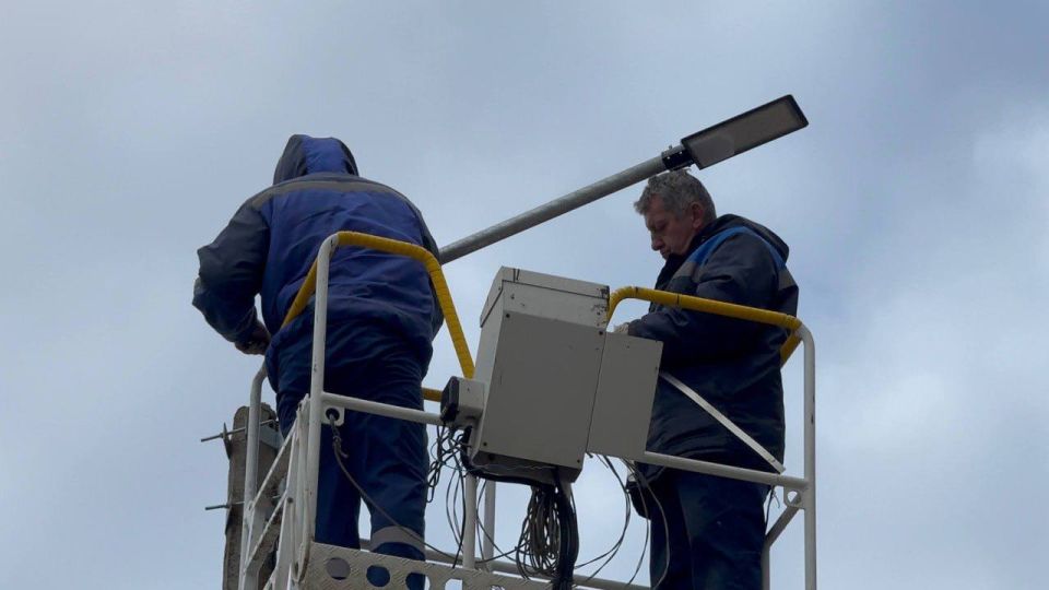 В Керчи приступили к установке новых фонарей на шоссе Героев Сталинграда