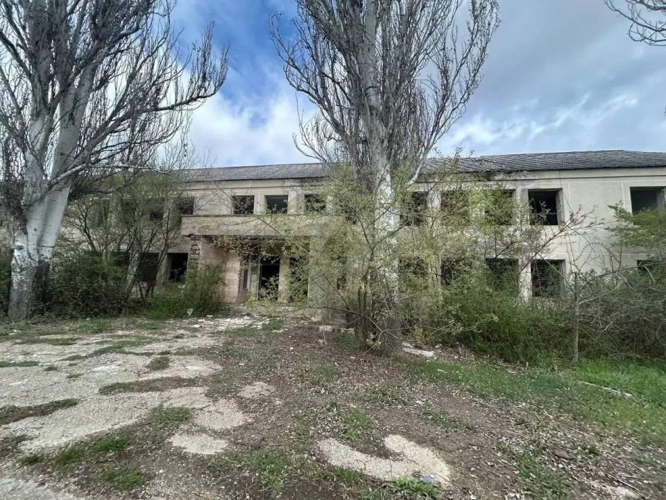 Две заброшки в Нижнегорском районе требуют огородить