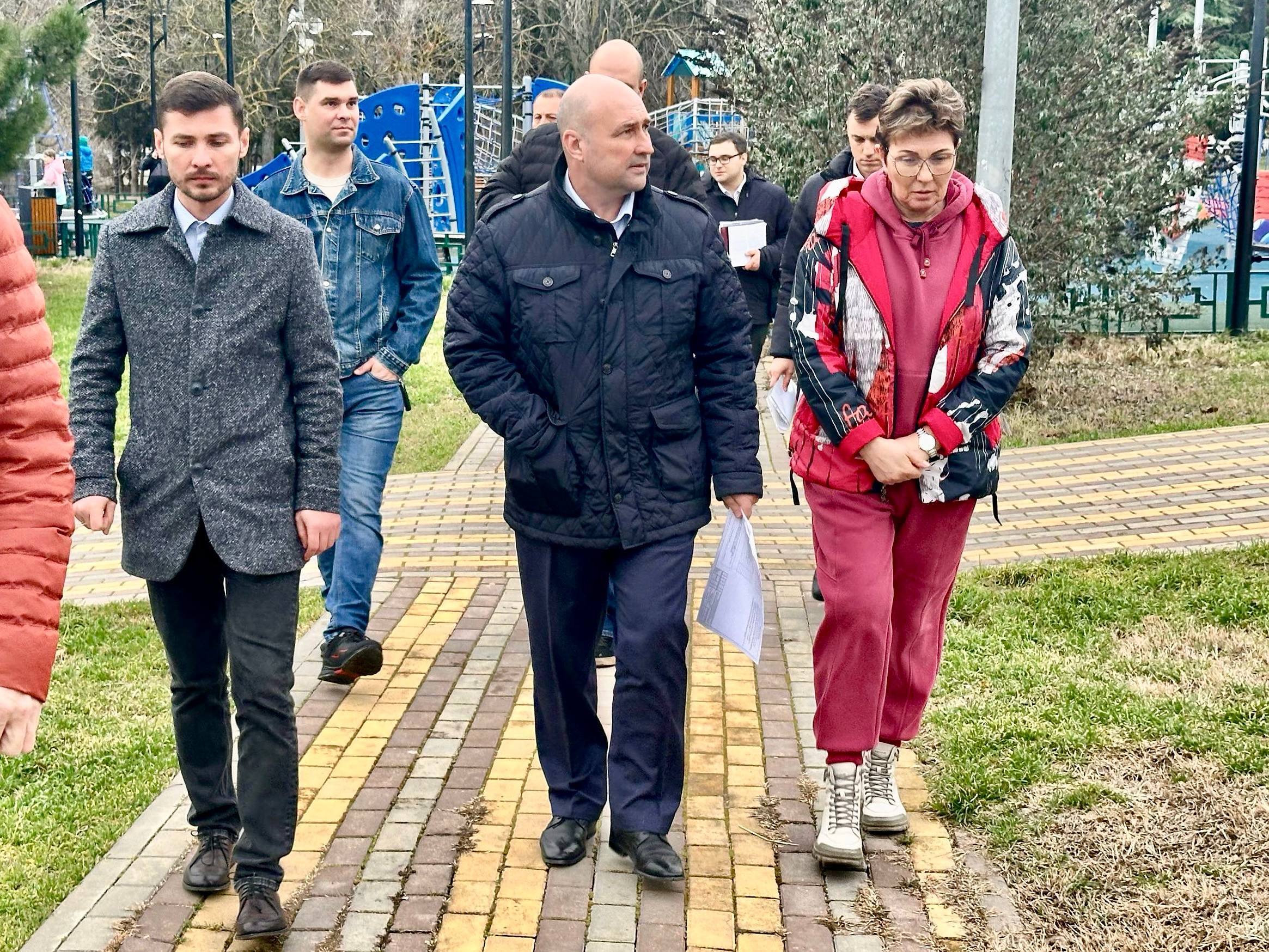 Владимир Немцев: В сквере Севастопольских курсантов встретились с жителями близлежащих домов, чтобы обсудить завершающийся этап благоустройства детской площадки и планы по дальнейшему развитию территории Владимир Немцев: В сквере Севастопольских курсантов встретились с жителями близлежащих домов, чтобы обсудить завершающийся этап благоустройства детской площадки и планы по дальнейшему развитию территории