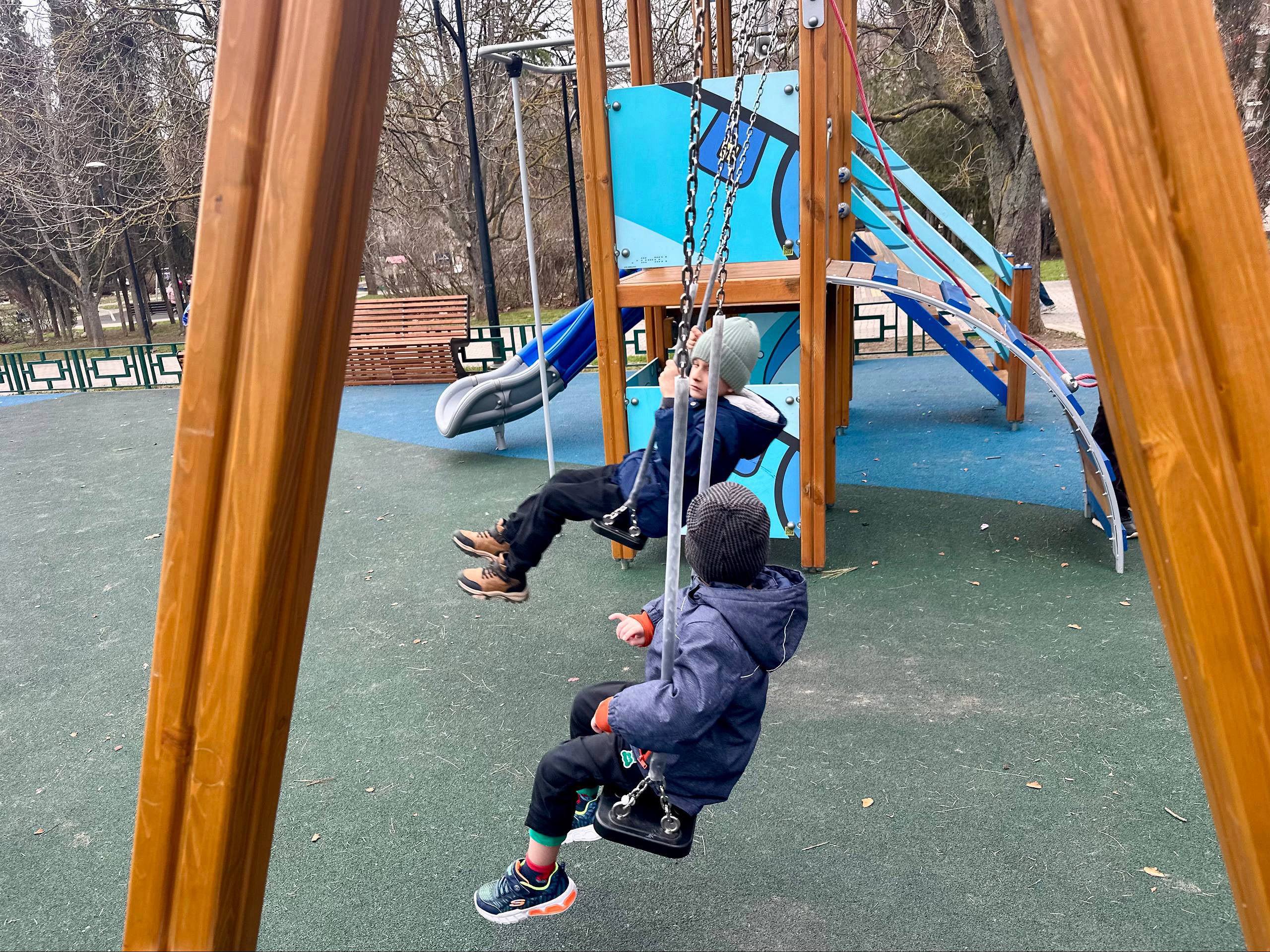 Владимир Немцев: В сквере Севастопольских курсантов встретились с жителями близлежащих домов, чтобы обсудить завершающийся этап благоустройства детской площадки и планы по дальнейшему развитию территории Владимир Немцев: В сквере Севастопольских курсантов встретились с жителями близлежащих домов, чтобы обсудить завершающийся этап благоустройства детской площадки и планы по дальнейшему развитию территории