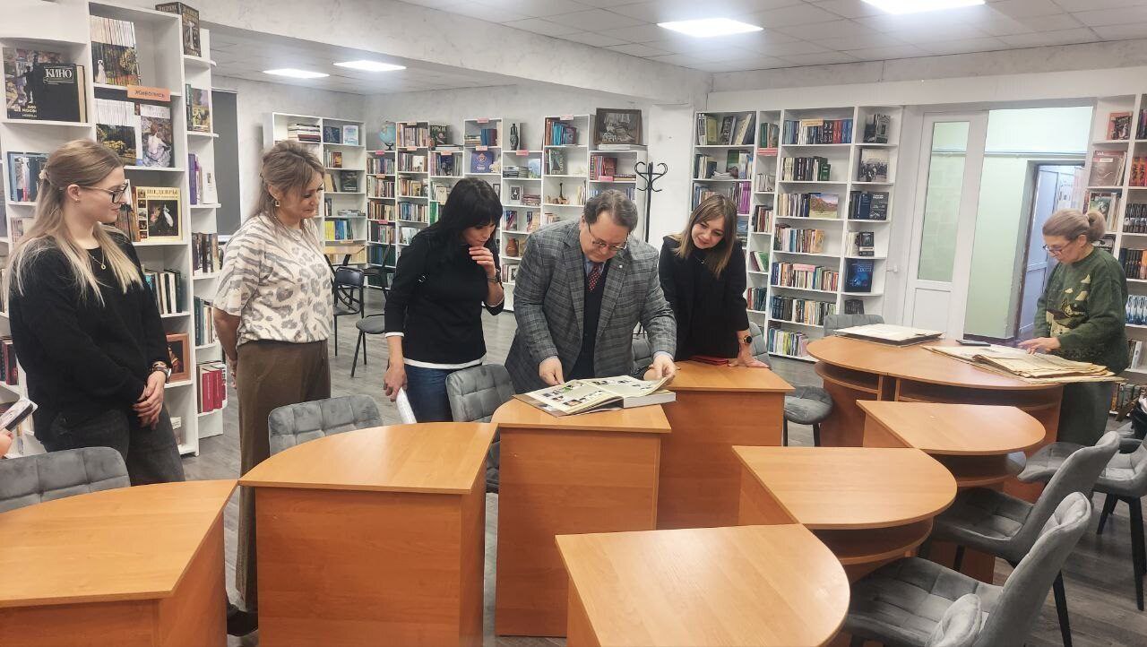 Олег Лобов посетил муниципальный архив Бахчисарайского района Олег Лобов посетил муниципальный архив Бахчисарайского района