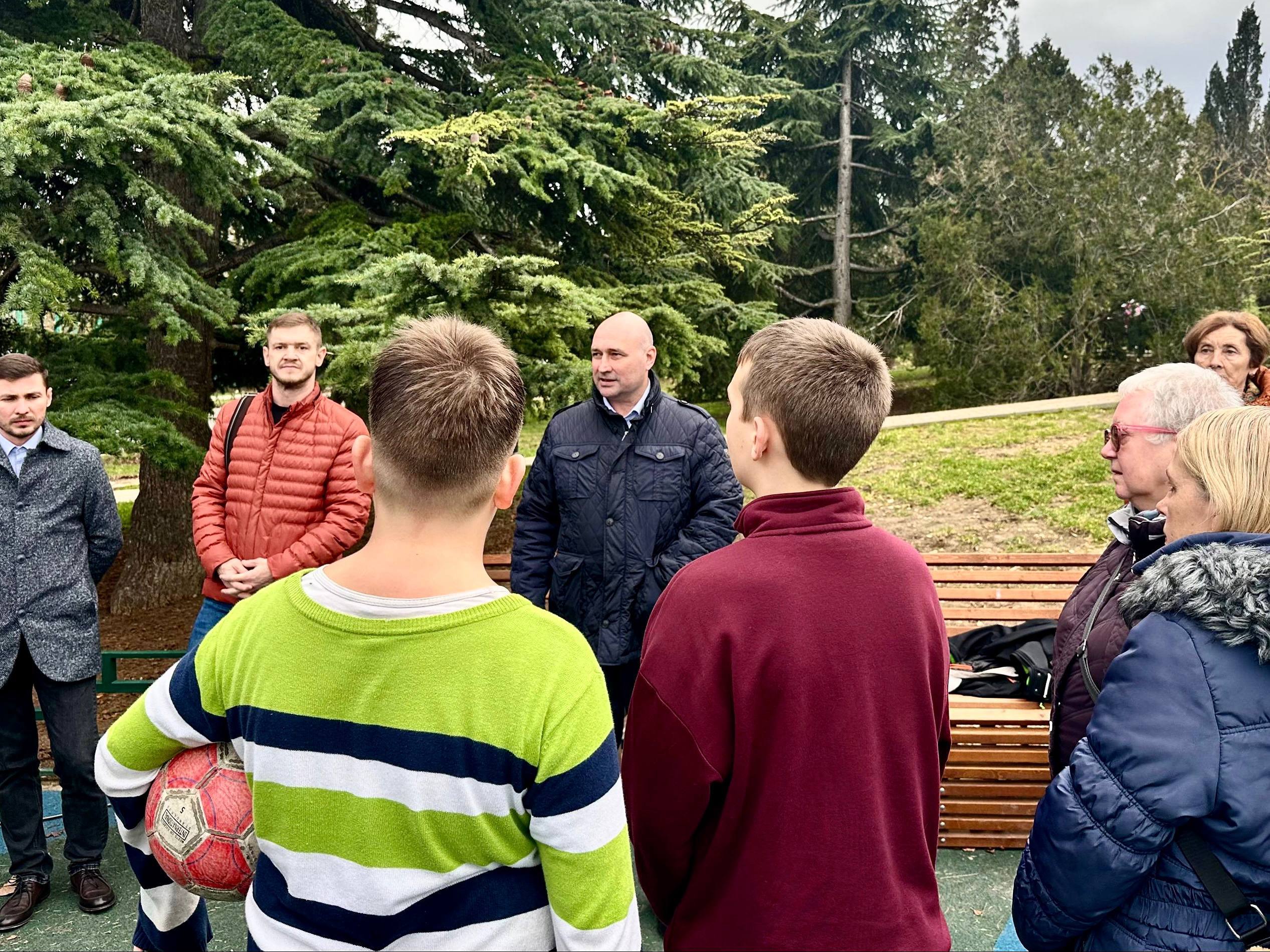 Владимир Немцев: В сквере Севастопольских курсантов встретились с жителями близлежащих домов, чтобы обсудить завершающийся этап благоустройства детской площадки и планы по дальнейшему развитию территории Владимир Немцев: В сквере Севастопольских курсантов встретились с жителями близлежащих домов, чтобы обсудить завершающийся этап благоустройства детской площадки и планы по дальнейшему развитию территории
