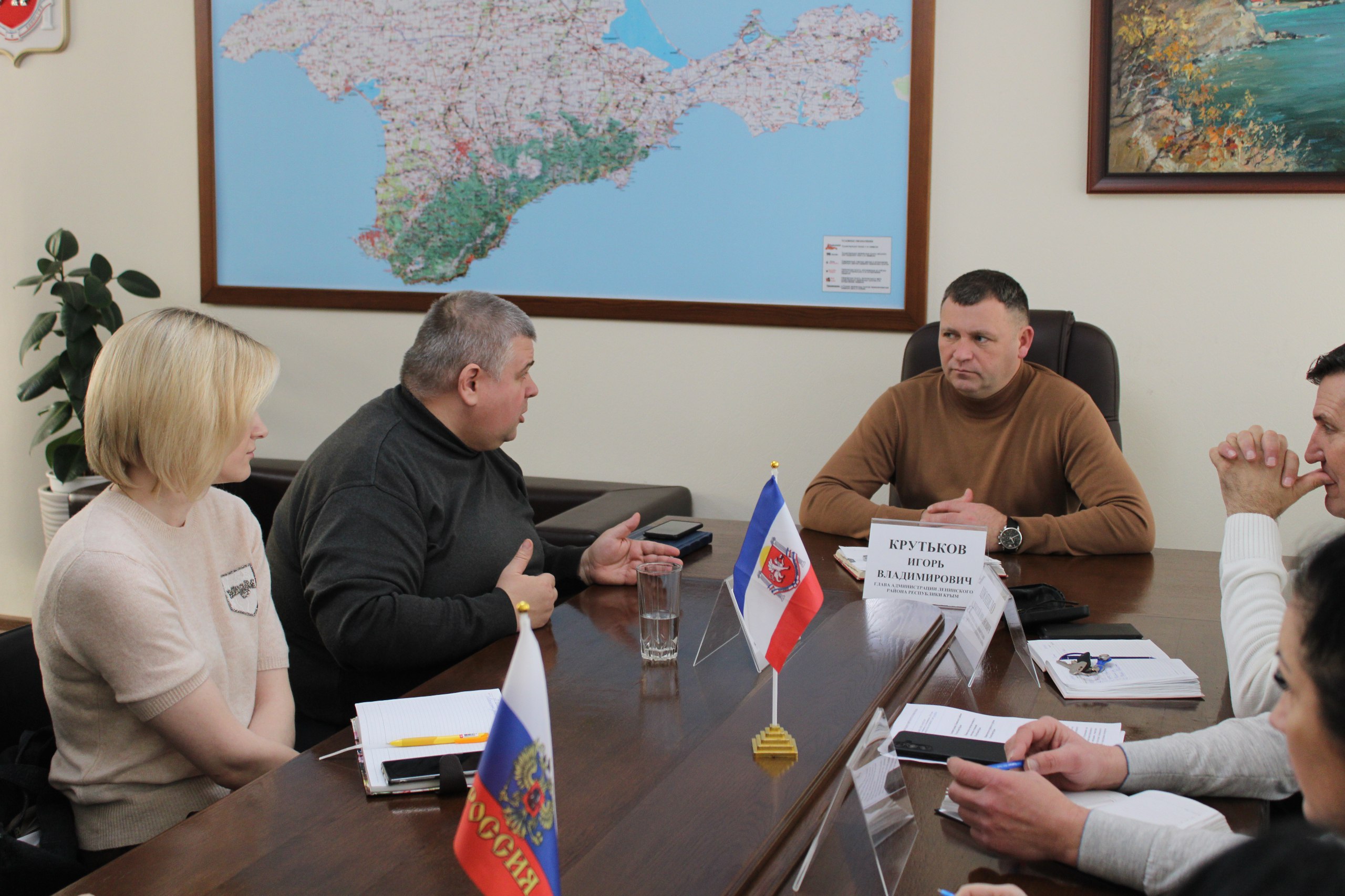 В Администрации Ленинского района состоялась рабочая встреча на которой заместитель министра курортов и туризма Крыма Николай Волков, Глава Администрации Игорь Крутьков, заместитель главы администрации-главный архитектор...