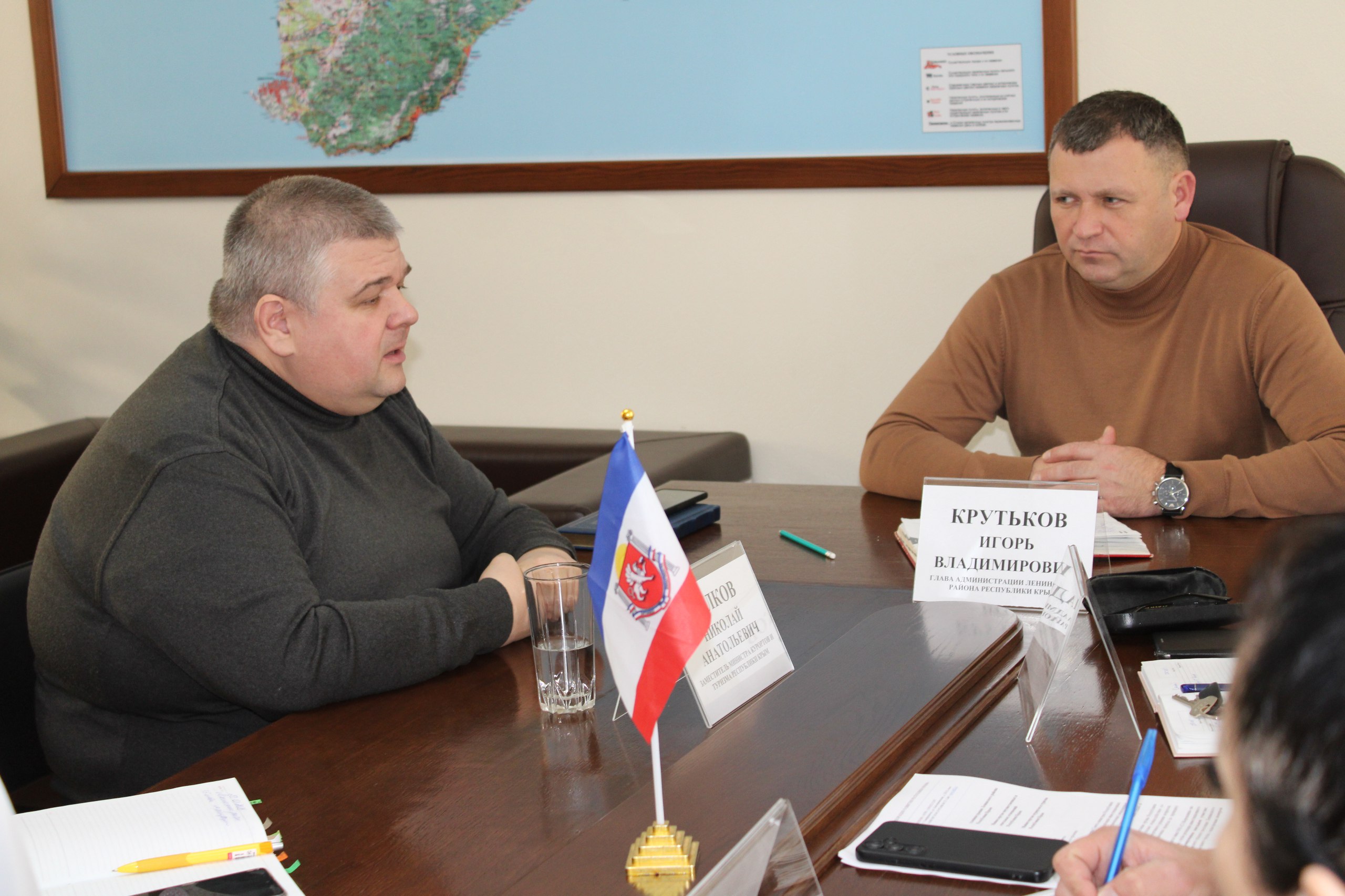 В Администрации Ленинского района состоялась рабочая встреча на которой заместитель министра курортов и туризма Крыма Николай Волков, Глава Администрации Игорь Крутьков, заместитель главы администрации-главный архитектор... В Администрации Ленинского района состоялась рабочая встреча на которой заместитель министра курортов и туризма Крыма Николай Волков, Глава Администрации Игорь Крутьков, заместитель главы администрации-главный архитектор...