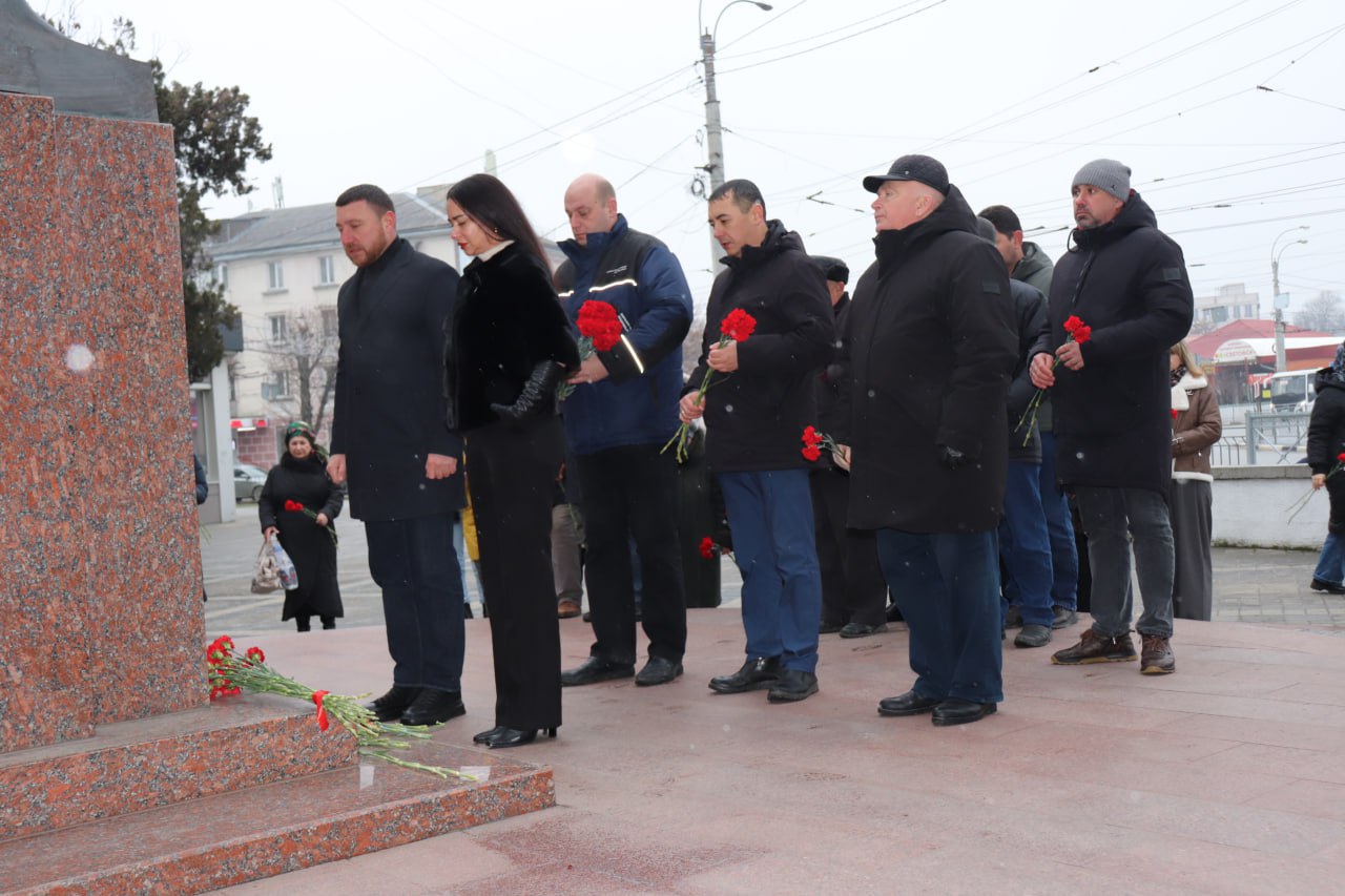 В Симферополе почтили память лётчика-испытателя Амет-Хана Султана В Симферополе почтили память лётчика-испытателя Амет-Хана Султана