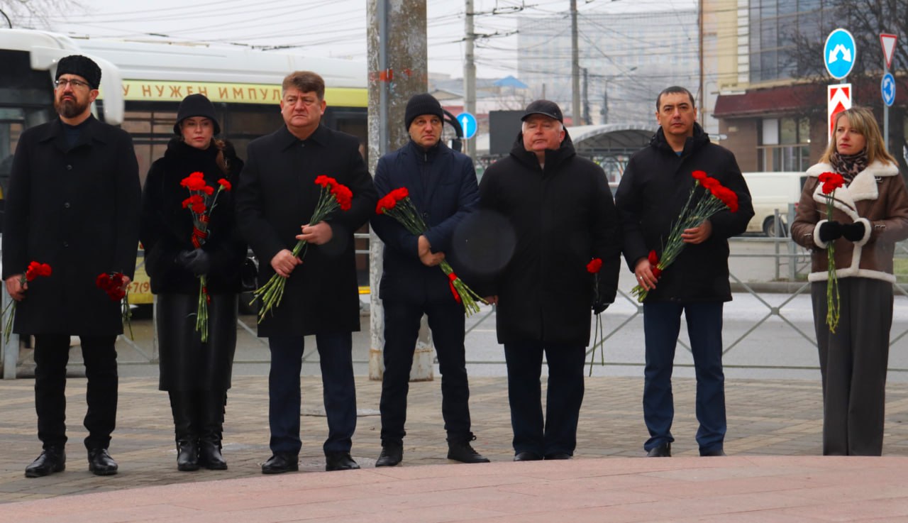 В Симферополе почтили память лётчика-испытателя Амет-Хана Султана В Симферополе почтили память лётчика-испытателя Амет-Хана Султана