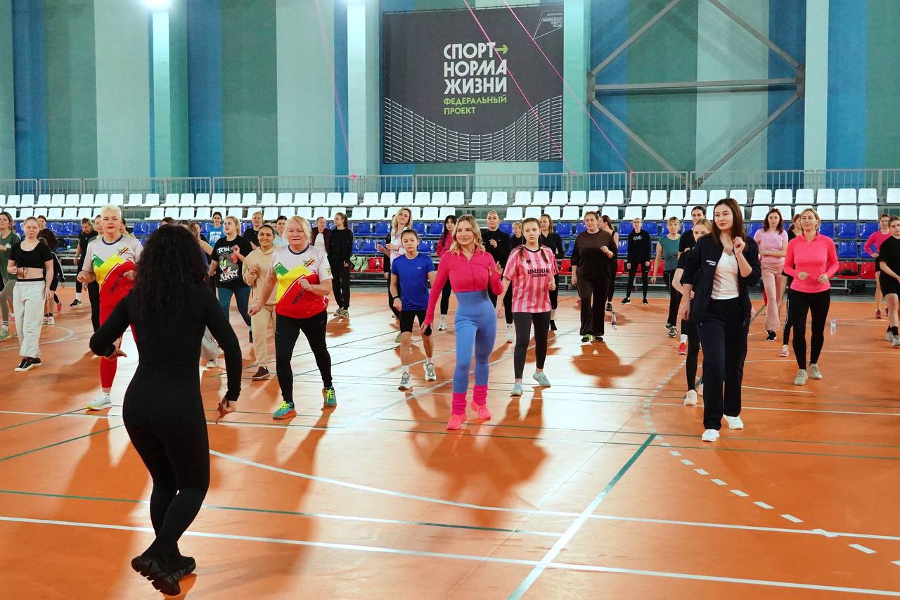 Во Дворце спорта прошла танцевальная зарядка Во Дворце спорта прошла танцевальная зарядка