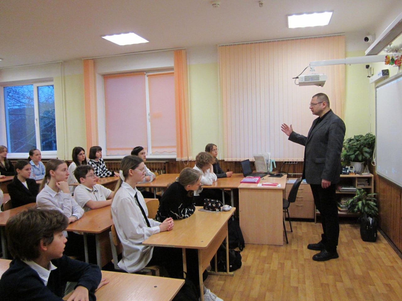 Севастопольские полицейские продолжают проводить профилактические беседы со школьниками Севастопольские полицейские продолжают проводить профилактические беседы со школьниками