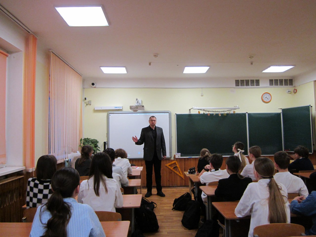 Севастопольские полицейские продолжают проводить профилактические беседы со школьниками