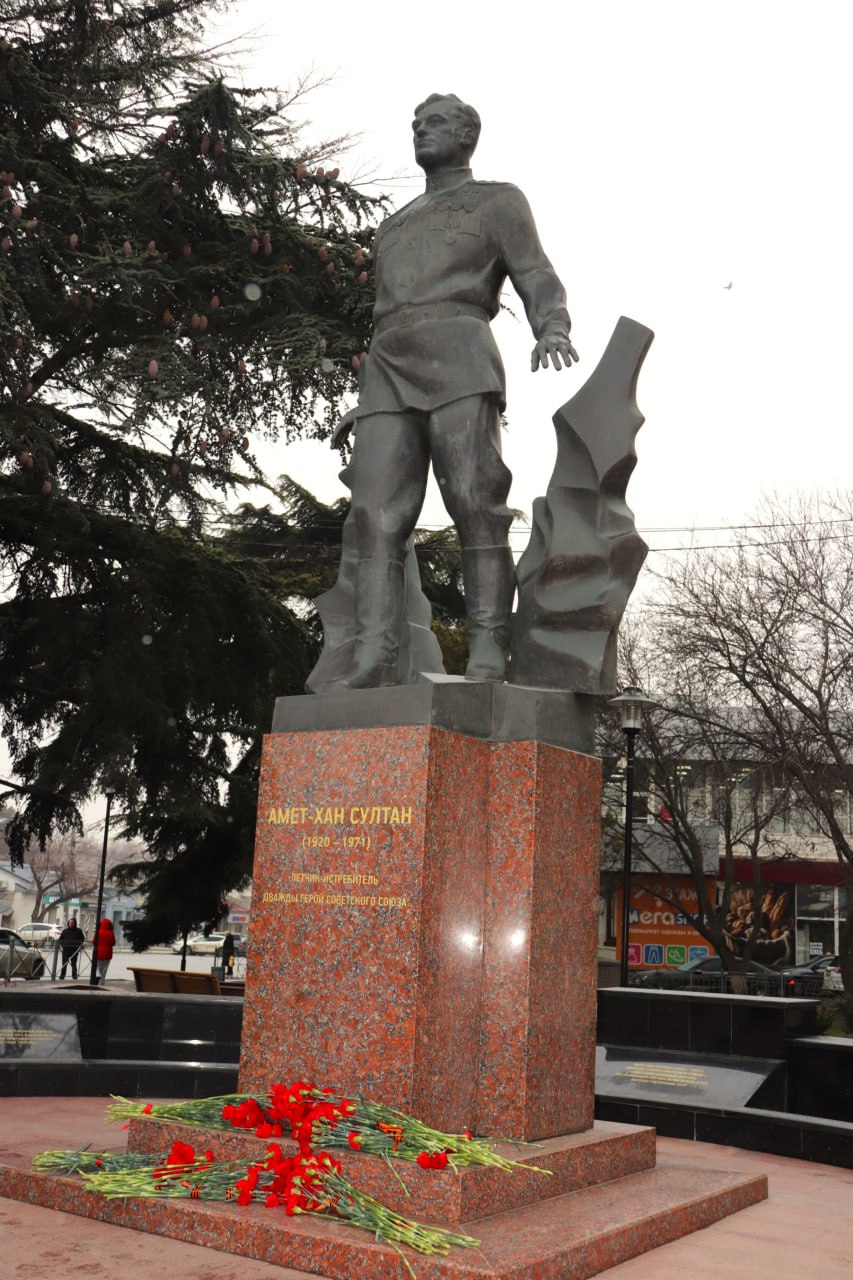 В Симферополе почтили память лётчика-испытателя Амет-Хана Султана В Симферополе почтили память лётчика-испытателя Амет-Хана Султана