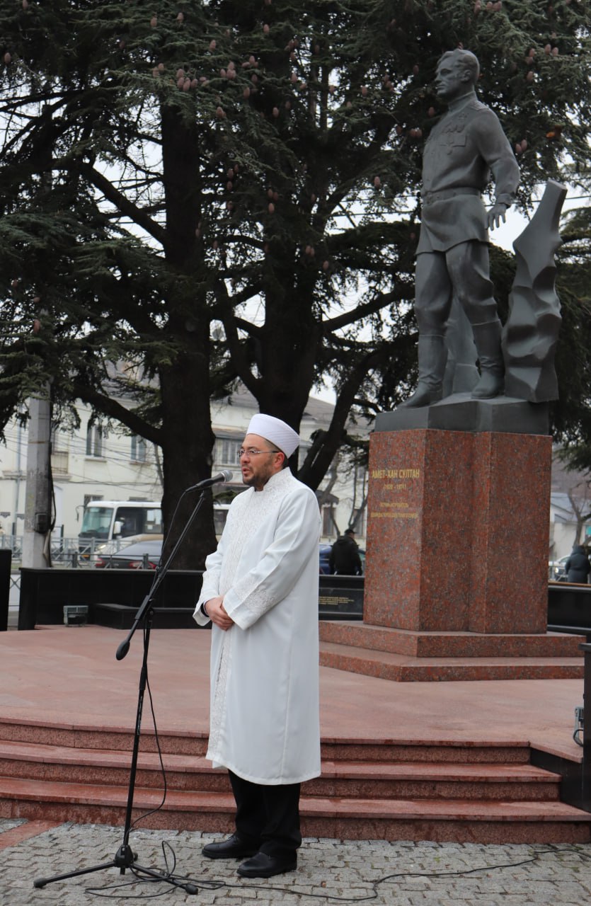 В Симферополе почтили память лётчика-испытателя Амет-Хана Султана В Симферополе почтили память лётчика-испытателя Амет-Хана Султана