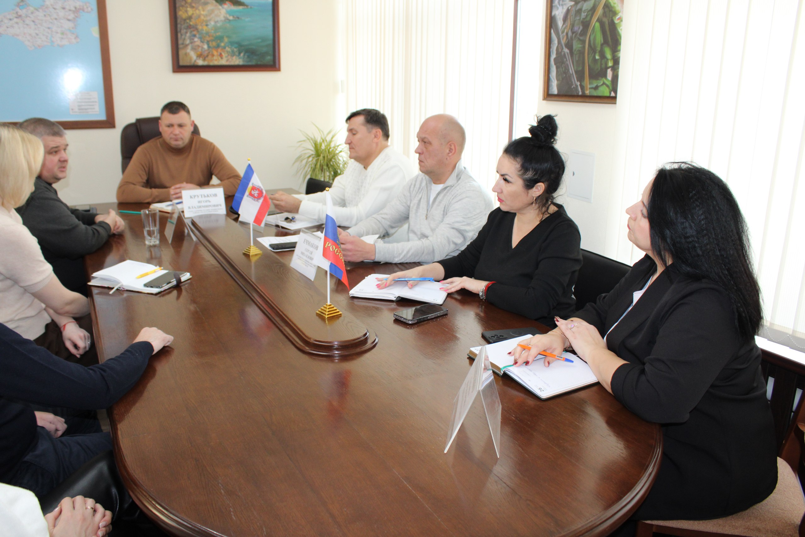 В Администрации Ленинского района состоялась рабочая встреча на которой заместитель министра курортов и туризма Крыма Николай Волков, Глава Администрации Игорь Крутьков, заместитель главы администрации-главный архитектор... В Администрации Ленинского района состоялась рабочая встреча на которой заместитель министра курортов и туризма Крыма Николай Волков, Глава Администрации Игорь Крутьков, заместитель главы администрации-главный архитектор...