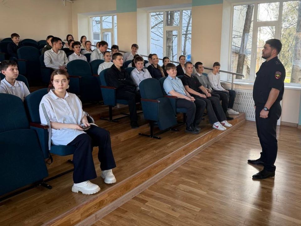 В Симферополе инспекторы по делам несовершеннолетних провели профилактические беседы с подростками