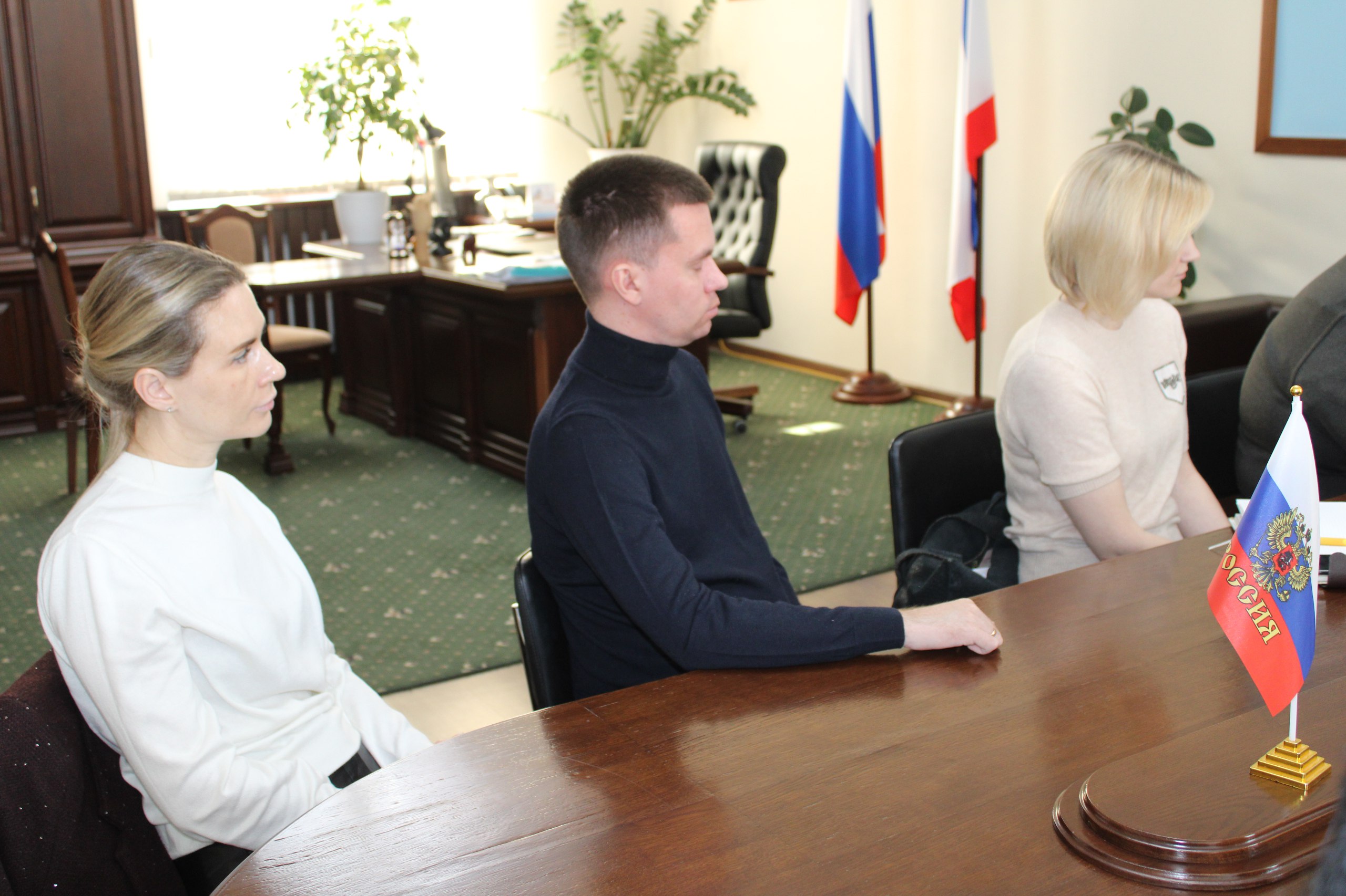 В Администрации Ленинского района состоялась рабочая встреча на которой заместитель министра курортов и туризма Крыма Николай Волков, Глава Администрации Игорь Крутьков, заместитель главы администрации-главный архитектор... В Администрации Ленинского района состоялась рабочая встреча на которой заместитель министра курортов и туризма Крыма Николай Волков, Глава Администрации Игорь Крутьков, заместитель главы администрации-главный архитектор...