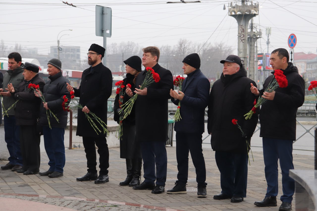 В Симферополе почтили память лётчика-испытателя Амет-Хана Султана В Симферополе почтили память лётчика-испытателя Амет-Хана Султана