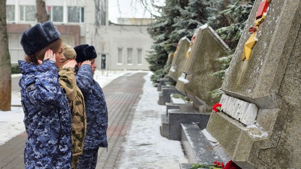 В Севастополе Росгвардейцы почтили память участников Сталинградской битвы