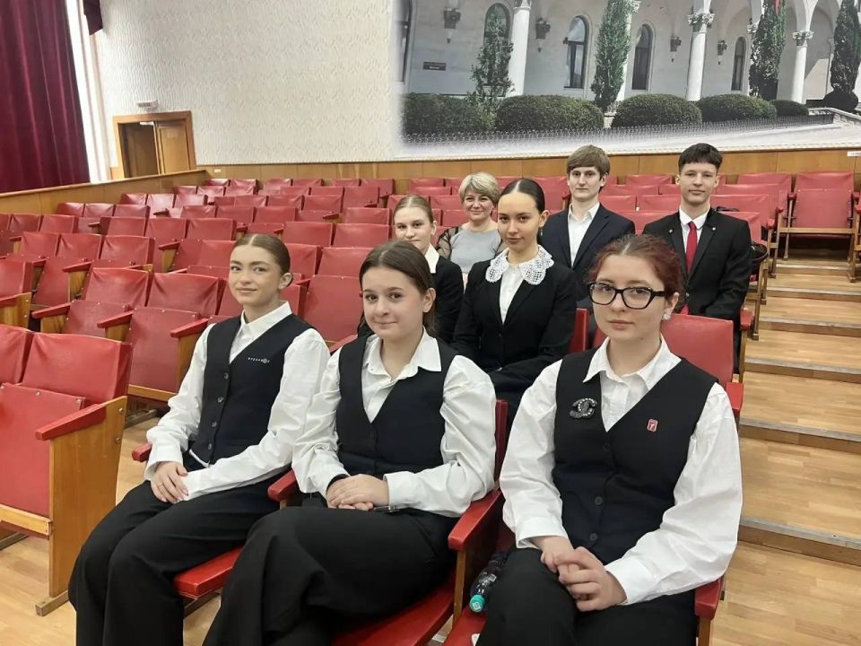 Гимназия №9 города Симферополя получила имя своего выпускника, Героя Советского Союза Валентина Карлова! Гимназия №9 города Симферополя получила имя своего выпускника, Героя Советского Союза Валентина Карлова!