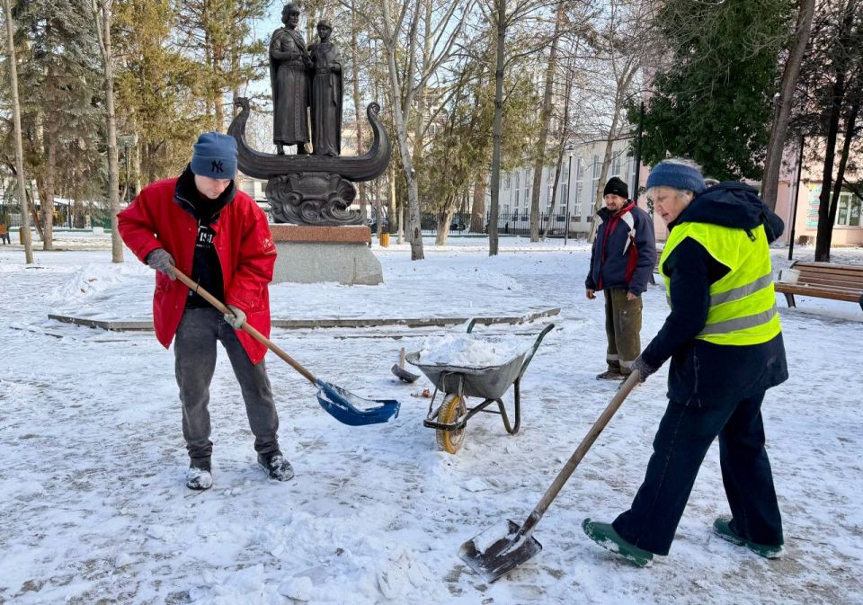 С раннего утра в парках и скверах ведутся работы по уборке снега и ликвидации гололёда С раннего утра в парках и скверах ведутся работы по уборке снега и ликвидации гололёда