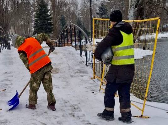 С раннего утра в парках и скверах ведутся работы по уборке снега и ликвидации гололёда С раннего утра в парках и скверах ведутся работы по уборке снега и ликвидации гололёда