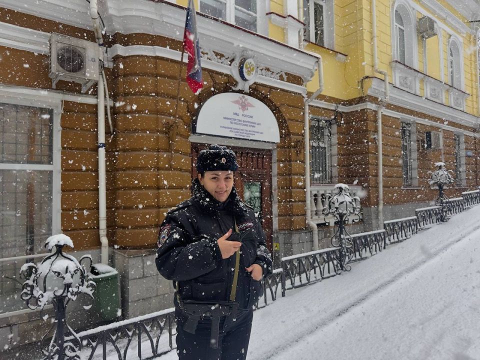 Старший полицейский конвоя отдела конвоирования подозреваемых и обвиняемых УМВД России по г. Ялте, старший сержант полиции Екатерина Сучкова, желает жителям и гостям Крыма #Хорошей_недели!