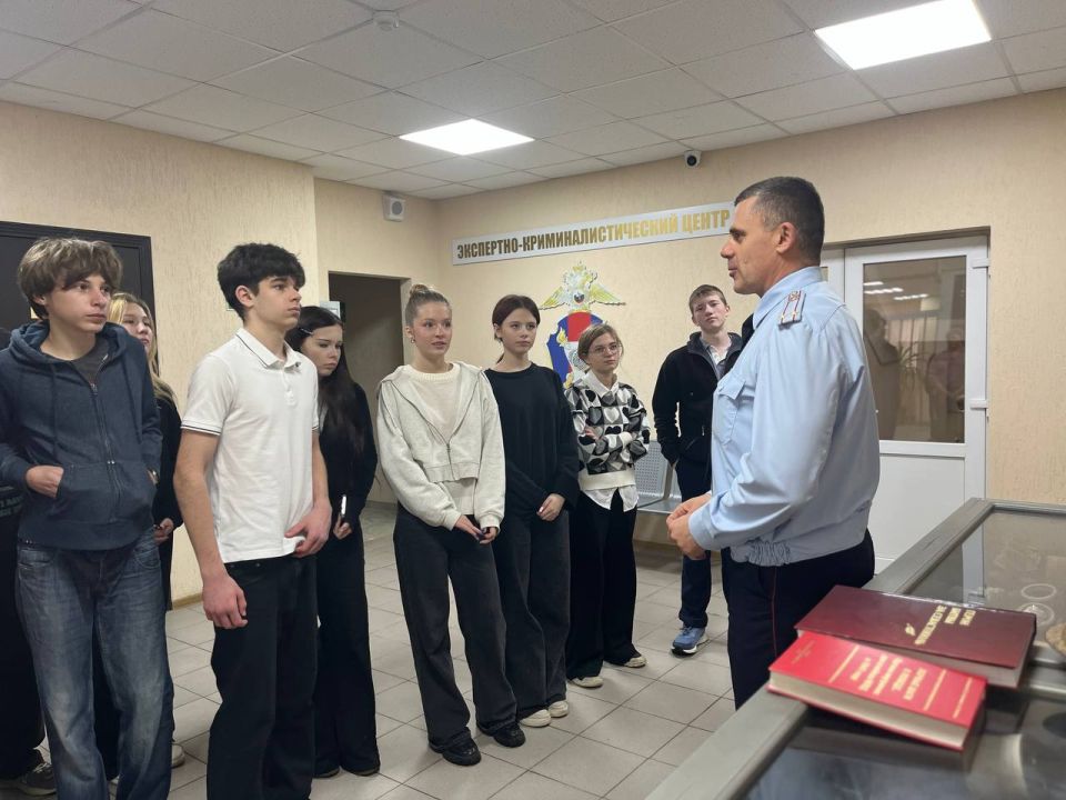 В Севастополе сотрудники полиции организовали очередную экскурсию в экспертно-криминалистический центр для подростков