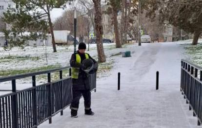 С раннего утра в парках и скверах ведутся работы по уборке снега и ликвидации гололёда С раннего утра в парках и скверах ведутся работы по уборке снега и ликвидации гололёда