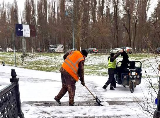 С раннего утра в парках и скверах ведутся работы по уборке снега и ликвидации гололёда С раннего утра в парках и скверах ведутся работы по уборке снега и ликвидации гололёда