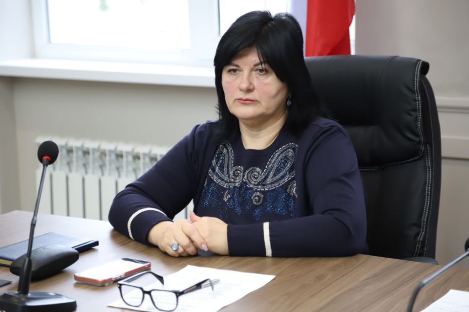 На аппаратном совещании заведующий сектором по обеспечению деятельности Комиссии по делам несовершеннолетних и защите их прав в Бахчисарайском районе Усманова Айше Алиевна проинформировала об итогах работы за 2025 год На аппаратном совещании заведующий сектором по обеспечению деятельности Комиссии по делам несовершеннолетних и защите их прав в Бахчисарайском районе Усманова Айше Алиевна проинформировала об итогах работы за 2025 год