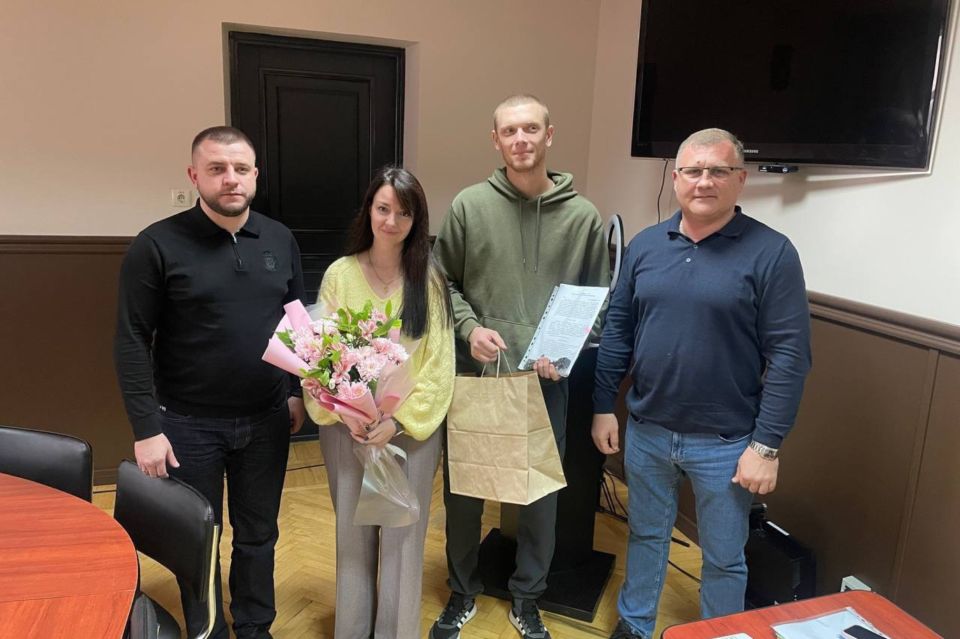 В Судаке торжественно вручили ключи от новых квартир переселенцам из аварийного жилья В Судаке торжественно вручили ключи от новых квартир переселенцам из аварийного жилья