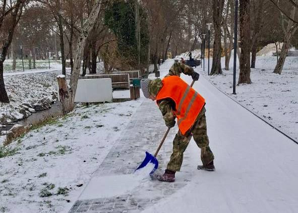 С раннего утра в парках и скверах ведутся работы по уборке снега и ликвидации гололёда С раннего утра в парках и скверах ведутся работы по уборке снега и ликвидации гололёда