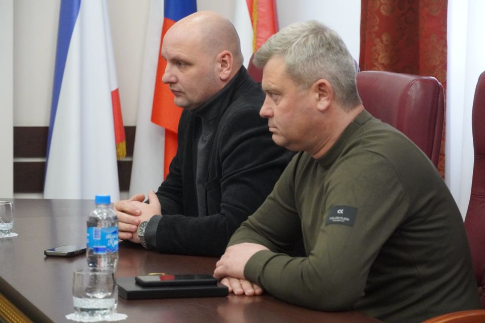 В администрации города Керчи состоялось рабочее совещание главы муниципального образования Дениса Колесника, главы администрации Олега Каторгина с заместителем министра курортов и туризма Республики Крым Николаем Волковым В администрации города Керчи состоялось рабочее совещание главы муниципального образования Дениса Колесника, главы администрации Олега Каторгина с заместителем министра курортов и туризма Республики Крым Николаем Волковым