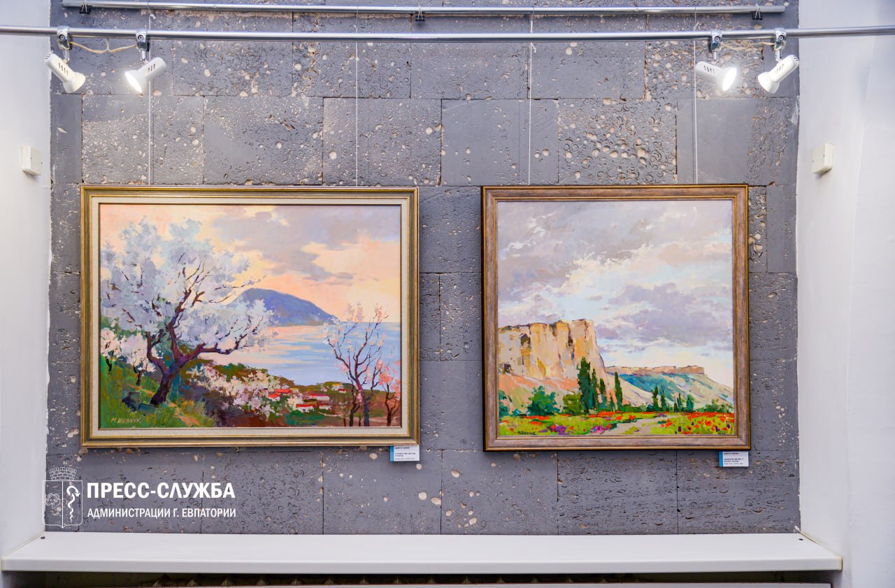 В Евпатории проходит выставка картин «Мгновения вечности»