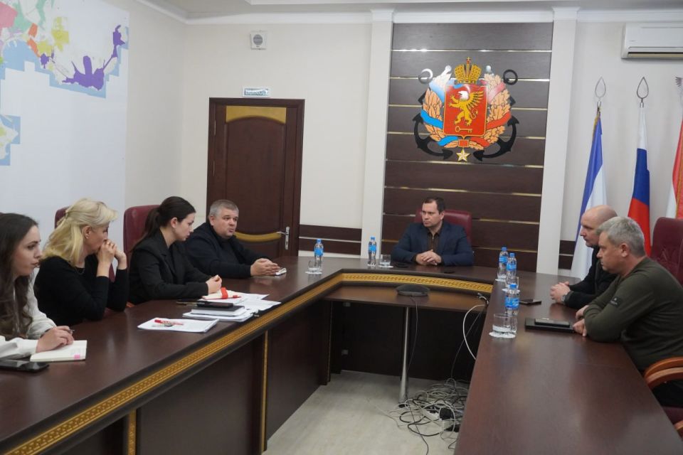 В администрации города Керчи состоялось рабочее совещание главы муниципального образования Дениса Колесника, главы администрации Олега Каторгина с заместителем министра курортов и туризма Республики Крым Николаем Волковым В администрации города Керчи состоялось рабочее совещание главы муниципального образования Дениса Колесника, главы администрации Олега Каторгина с заместителем министра курортов и туризма Республики Крым Николаем Волковым