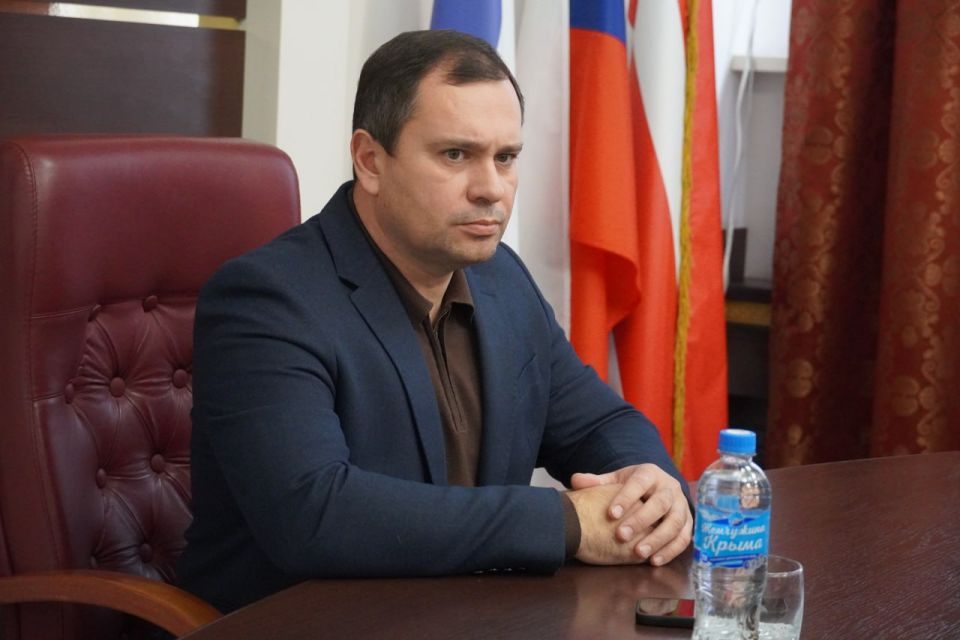 В администрации города Керчи состоялось рабочее совещание главы муниципального образования Дениса Колесника, главы администрации Олега Каторгина с заместителем министра курортов и туризма Республики Крым Николаем Волковым В администрации города Керчи состоялось рабочее совещание главы муниципального образования Дениса Колесника, главы администрации Олега Каторгина с заместителем министра курортов и туризма Республики Крым Николаем Волковым