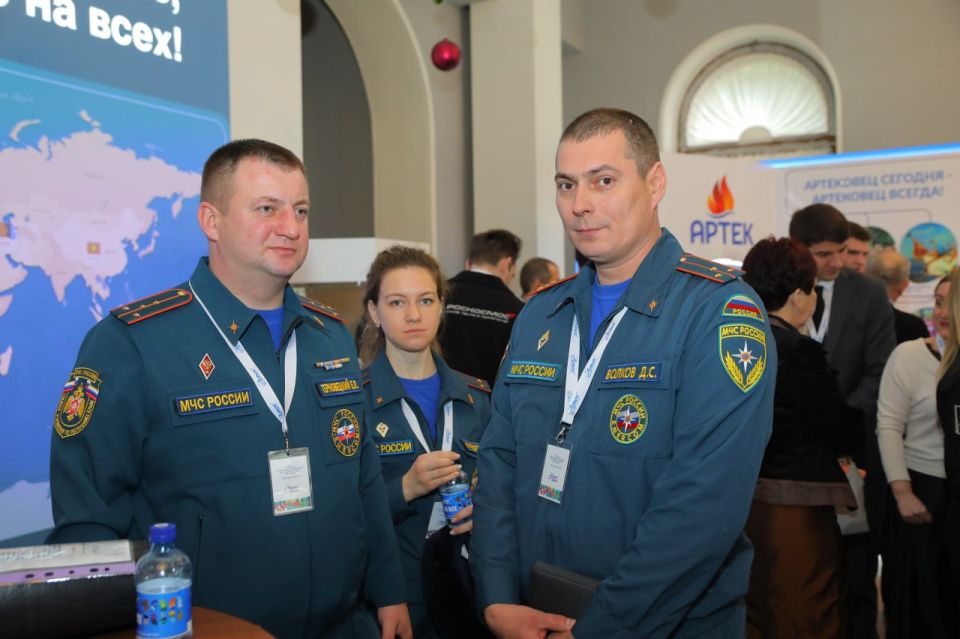 Сотрудники Главного управления МЧС России по Республике Крым приняли участие в X Международной конференции тематических партнёров Международного детского центра "Артек" Сотрудники Главного управления МЧС России по Республике Крым приняли участие в X Международной конференции тематических партнёров Международного детского центра "Артек"