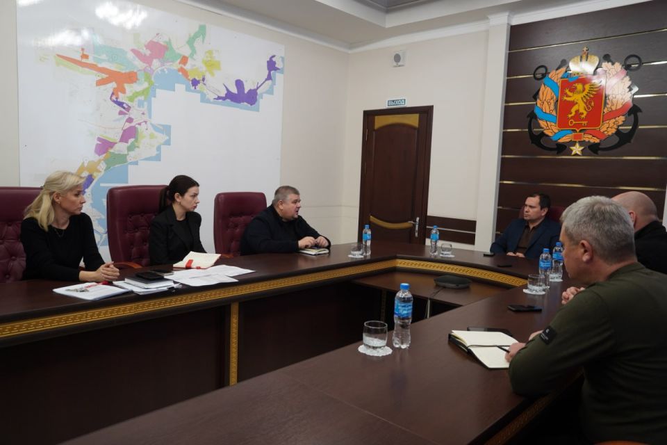 В администрации города Керчи состоялось рабочее совещание главы муниципального образования Дениса Колесника, главы администрации Олега Каторгина с заместителем министра курортов и туризма Республики Крым Николаем Волковым В администрации города Керчи состоялось рабочее совещание главы муниципального образования Дениса Колесника, главы администрации Олега Каторгина с заместителем министра курортов и туризма Республики Крым Николаем Волковым