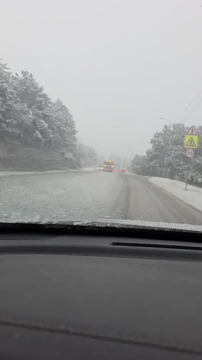 Снег идёт в некоторых районах Большой Ялты. Кадрами делятся автомобилисты. Осторожнее на дорогах! @ams_yalta