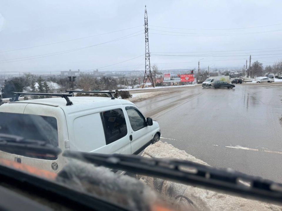 В городе продолжаются антигололедные мероприятия для обеспечения безопасности граждан В городе продолжаются антигололедные мероприятия для обеспечения безопасности граждан