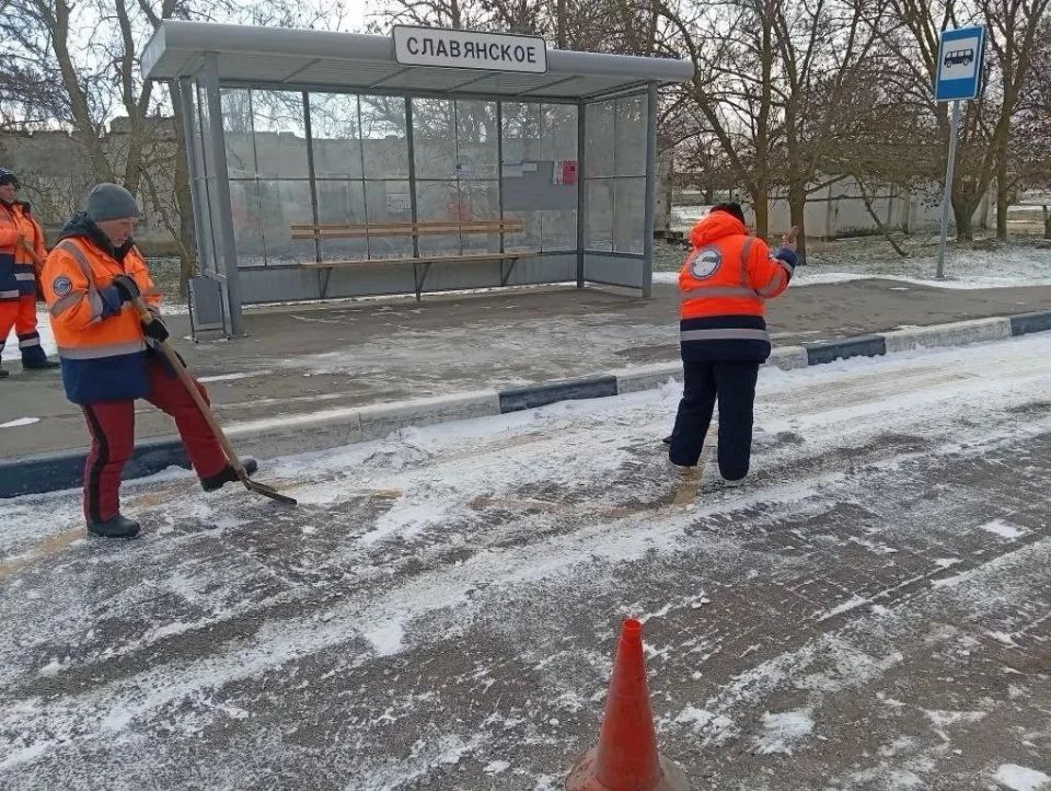 Больше 100 тысяч «квадратов» в Крыму очистили от снега за минувшие сутки Больше 100 тысяч «квадратов» в Крыму очистили от снега за минувшие сутки