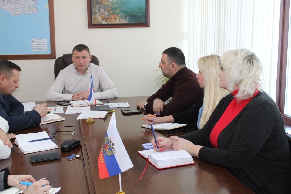 Главы Администрации района Игорь Крутьков провел совещание с заместителями главы Александром Саенко, Еленой Рудюк, Аметом Абильваповым, Алексеем Цюпило, руководителем аппарата Яной Лотович и заместителем начальника... Главы Администрации района Игорь Крутьков провел совещание с заместителями главы Александром Саенко, Еленой Рудюк, Аметом Абильваповым, Алексеем Цюпило, руководителем аппарата Яной Лотович и заместителем начальника...