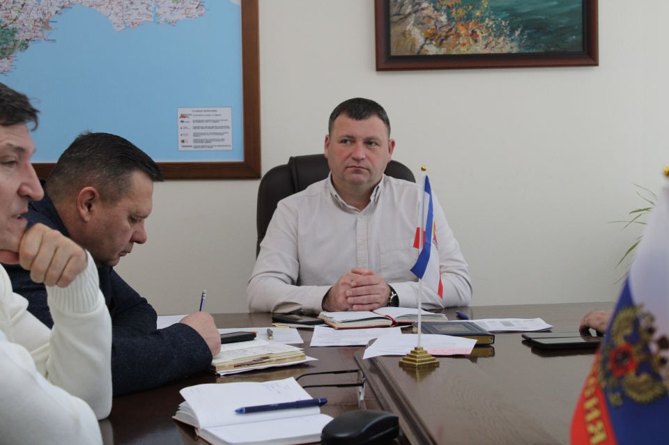 Главы Администрации района Игорь Крутьков провел совещание с заместителями главы Александром Саенко, Еленой Рудюк, Аметом Абильваповым, Алексеем Цюпило, руководителем аппарата Яной Лотович и заместителем начальника... Главы Администрации района Игорь Крутьков провел совещание с заместителями главы Александром Саенко, Еленой Рудюк, Аметом Абильваповым, Алексеем Цюпило, руководителем аппарата Яной Лотович и заместителем начальника...