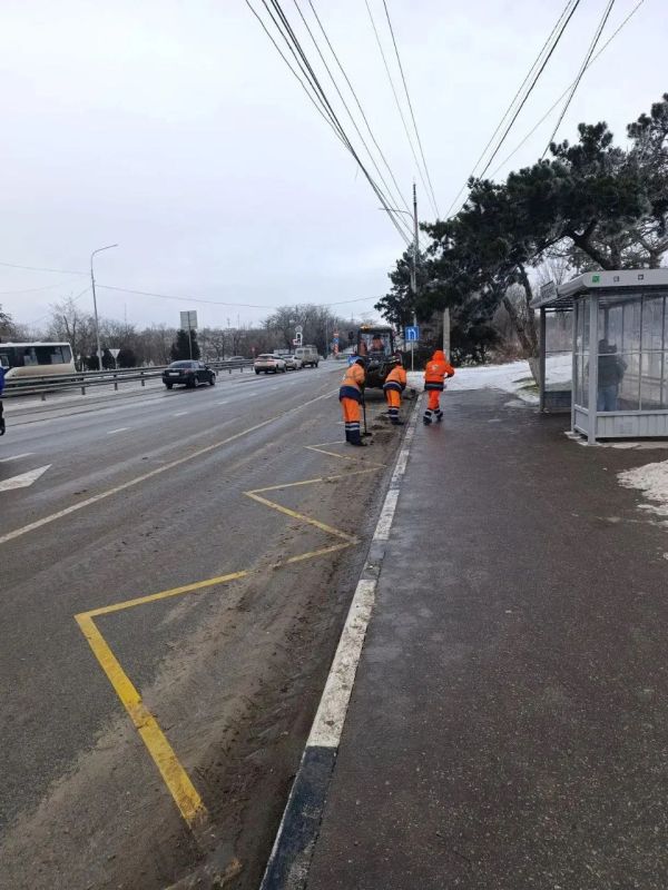 Больше 100 тысяч «квадратов» в Крыму очистили от снега за минувшие сутки Больше 100 тысяч «квадратов» в Крыму очистили от снега за минувшие сутки