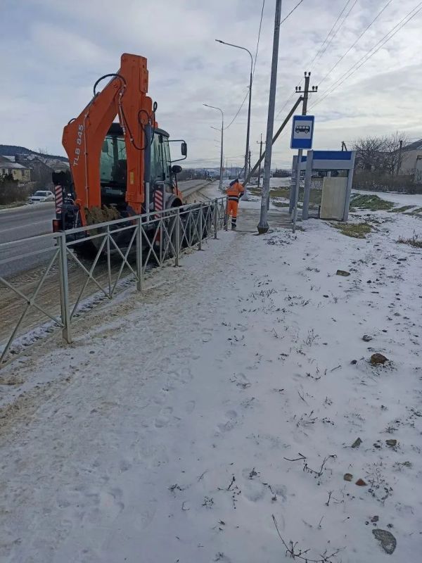 Больше 100 тысяч «квадратов» в Крыму очистили от снега за минувшие сутки Больше 100 тысяч «квадратов» в Крыму очистили от снега за минувшие сутки