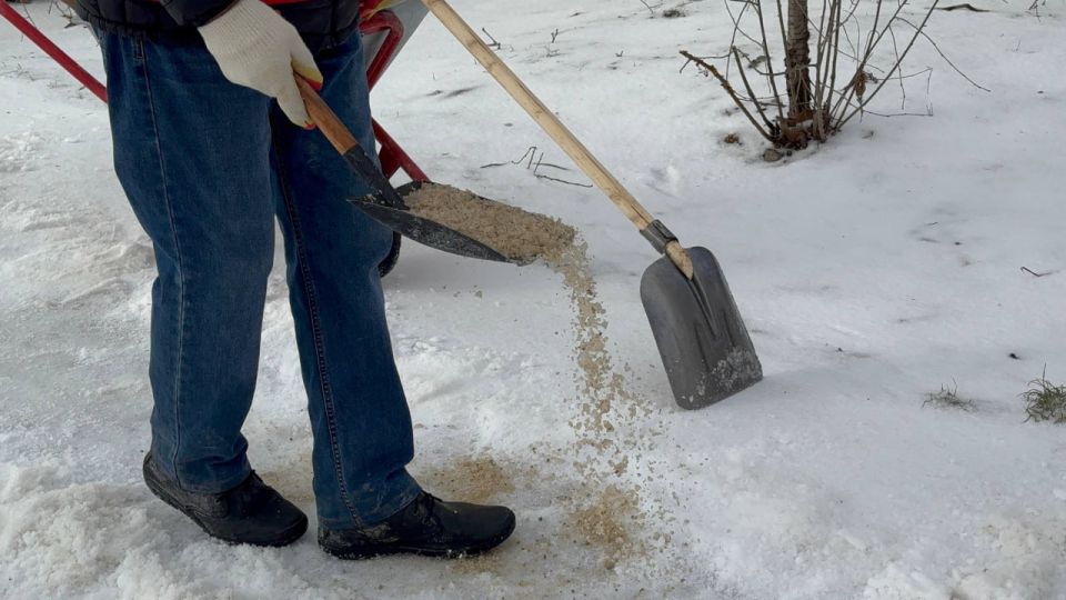 В Керчи продолжают устранять гололедицу В Керчи продолжают устранять гололедицу