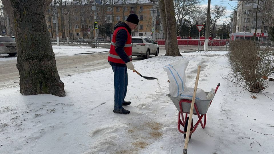 В Керчи продолжают устранять гололедицу В Керчи продолжают устранять гололедицу