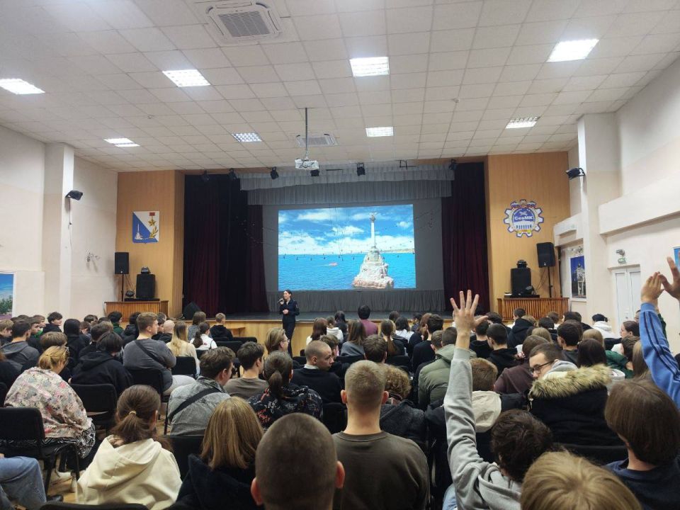 В Севастополе полицейские провели масштабное профилактическое мероприятие со студентами колледжа В Севастополе полицейские провели масштабное профилактическое мероприятие со студентами колледжа