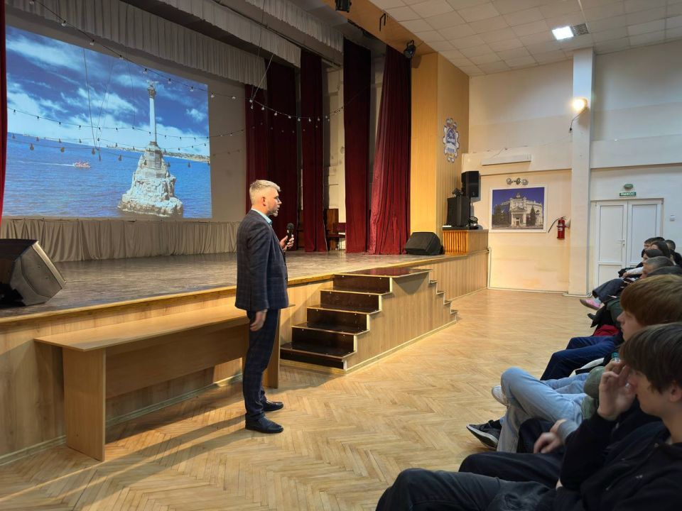 В Севастополе полицейские провели масштабное профилактическое мероприятие со студентами колледжа В Севастополе полицейские провели масштабное профилактическое мероприятие со студентами колледжа