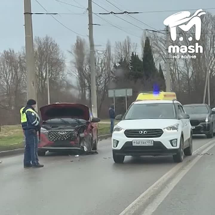 Два человека пострадали в лобовом ДТП на проспекте Октябрьской революции в Севастополе