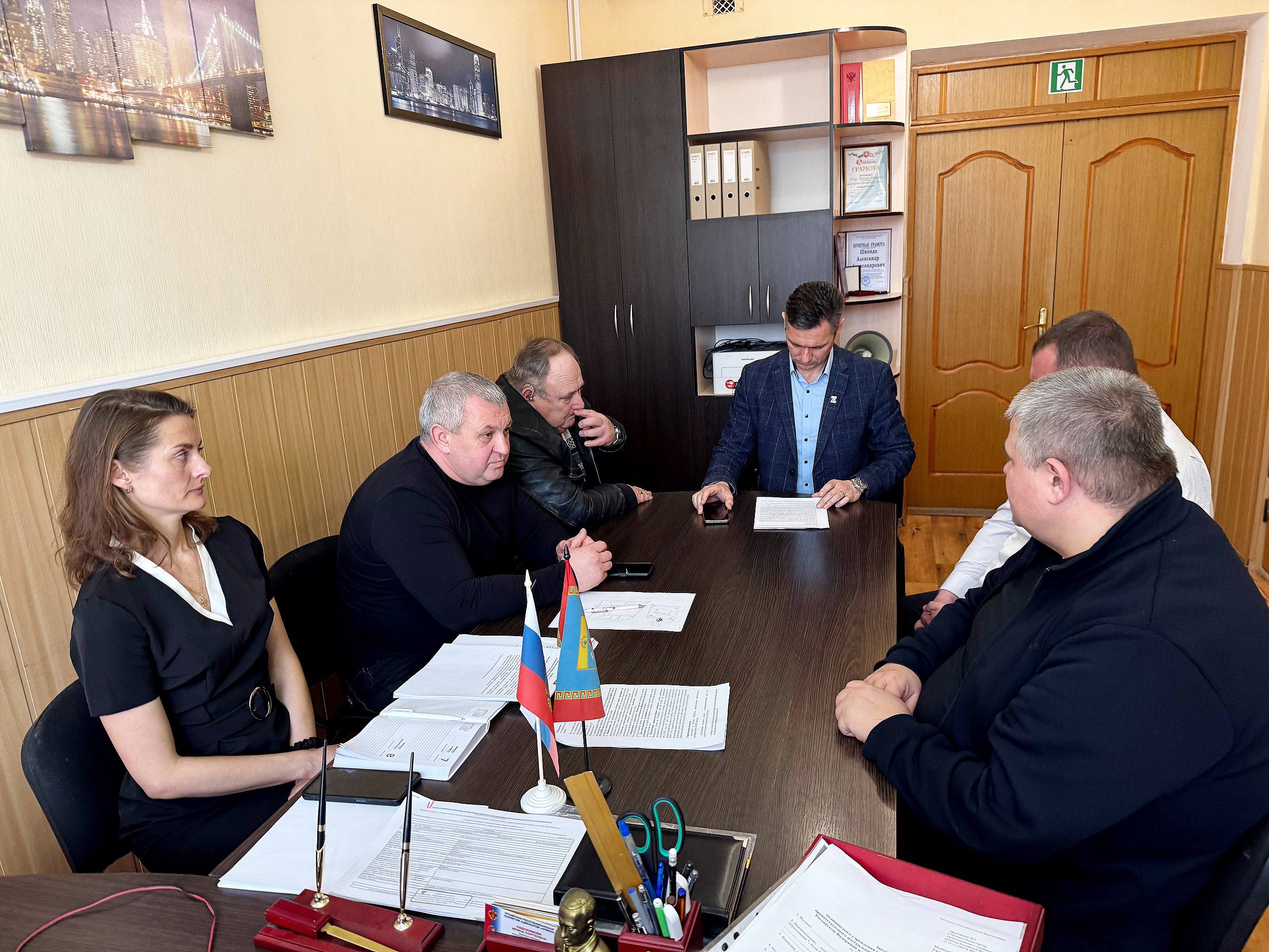 Александр Дудинов: Совместно с заместителем министра курортов и туризма Республики Крым Николаем Волковым, депутатом Госсовета Крыма Жанной Хуторенко, главами прибрежных сельских поселений и сотрудниками профильных отделов... Александр Дудинов: Совместно с заместителем министра курортов и туризма Республики Крым Николаем Волковым, депутатом Госсовета Крыма Жанной Хуторенко, главами прибрежных сельских поселений и сотрудниками профильных отделов...